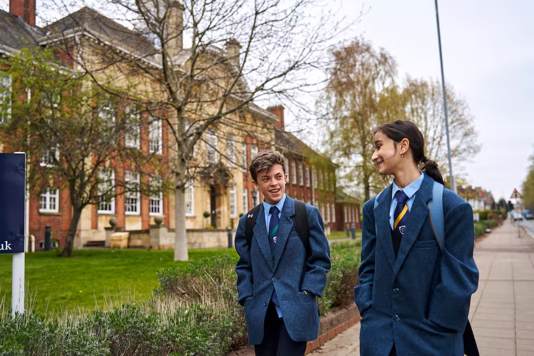 Puede ser una imagen de dos personas en la playa con tablas de surf